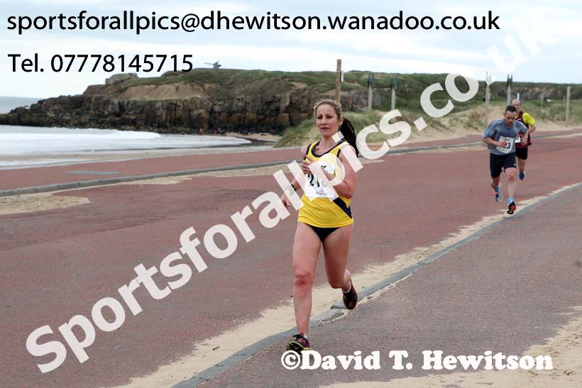 Claire Simpson (Jarrow) during the Sand Dancer 10k, South Shields. Photo: David T. Hewitson/Sports for All Pics